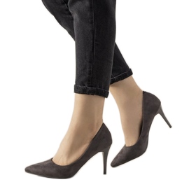 Escarpins gris sur le talon bas d'Eliana