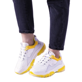 Baskets blanches et jaunes avec semelle ombre