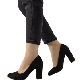 Escarpins noirs sur le poteau Selva