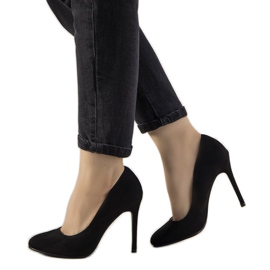 Escarpins noirs sur un talon Dermeno