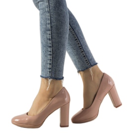 Escarpins laqués roses sur le pilier Bellisima Escarpins laqués roses sur le pilier Bellisima