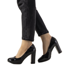 Escarpins laqués noirs sur le pilier Bellisima le noir