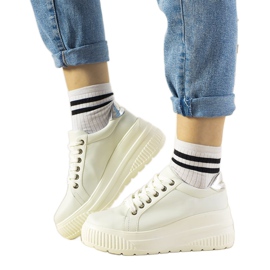 Baskets de sport blanches avec une semelle haute