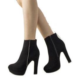 Bottes noires élégantes sur le post Torment le noir