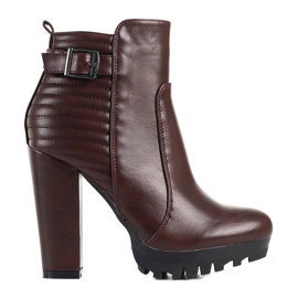 Bottes marron sur un haut poteau Mango bordeaux rouge