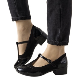 Escarpins noirs sur un pilier avec un bout manam verni