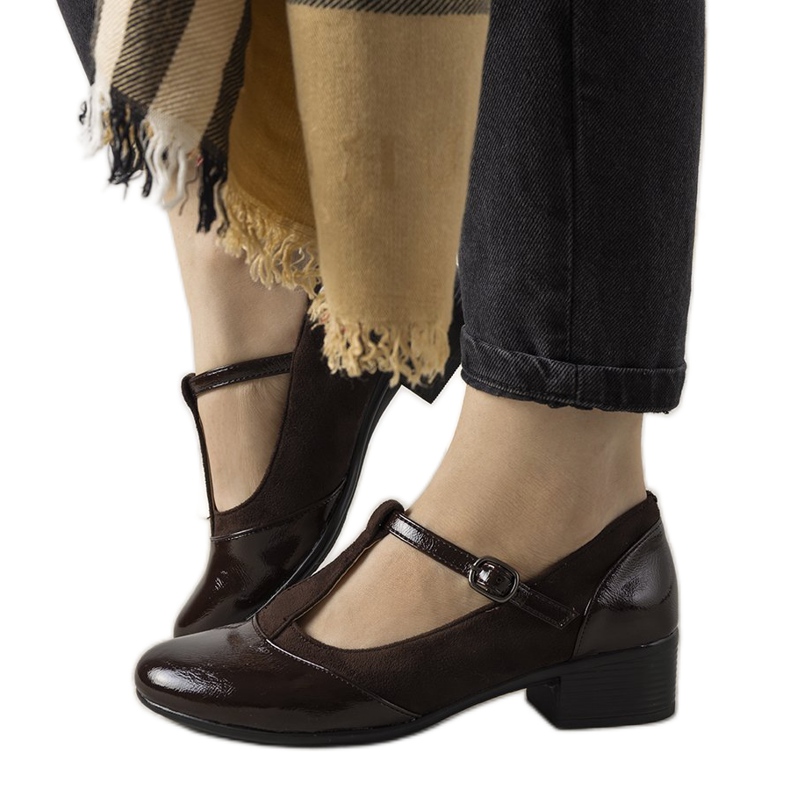 Escarpins marron sur pilier avec bout manam verni brun