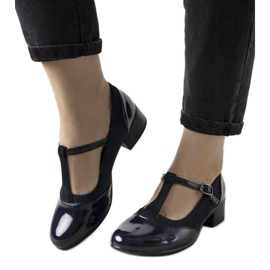 Escarpins bleu marine sur un pilier avec un bout Manam vernis
