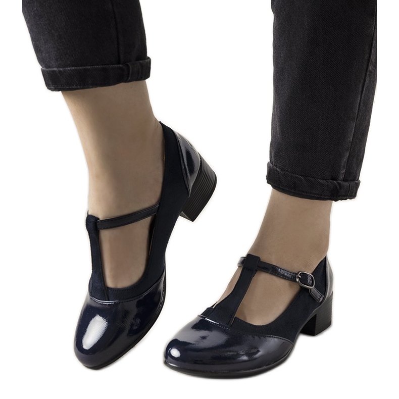 Escarpins bleu marine sur un pilier avec un bout Manam vernis