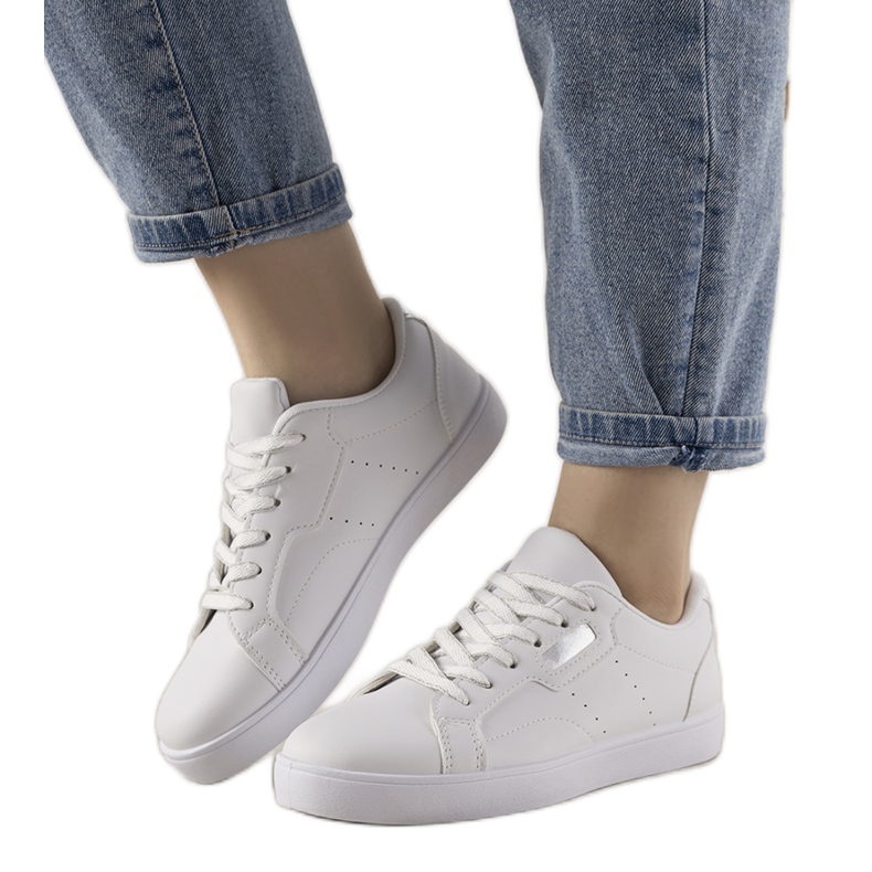 Baskets blanches et argentées de Boomshom