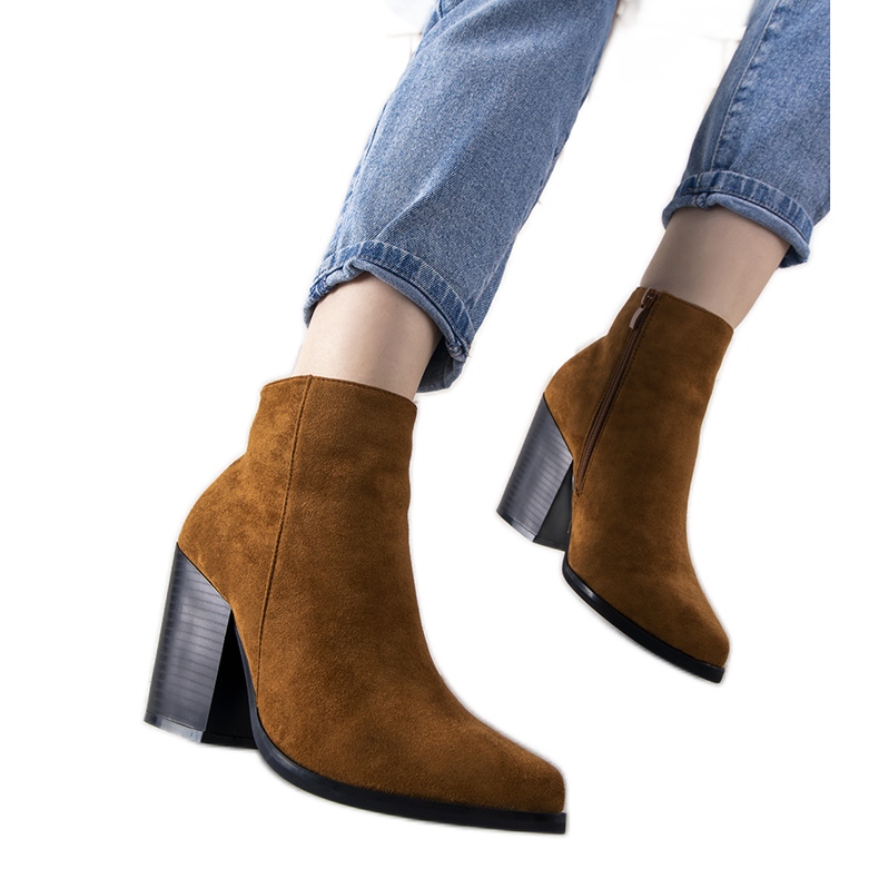 Bottes de cowboy camel sur le poste de Milady brun Bottes de cowboy camel sur le poste de Milady brun