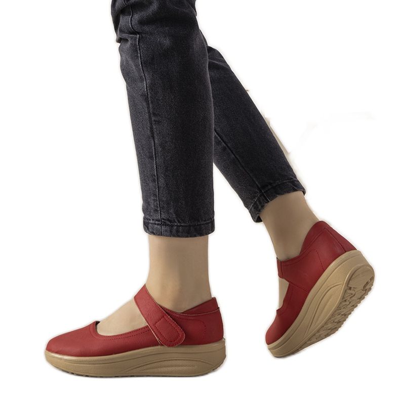 Chaussures rouges sur semelle épaisse Lumen