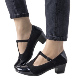 Escarpins noirs sur un pilier avec un bout de dessert verni