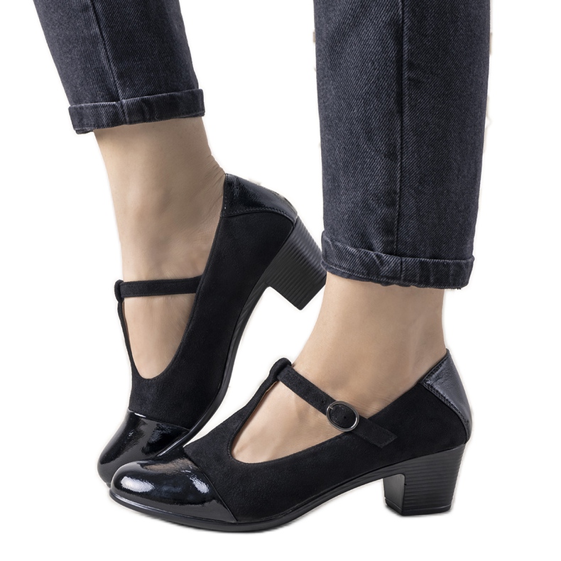 Escarpins noirs sur un pilier avec un bout de dessert verni le noir