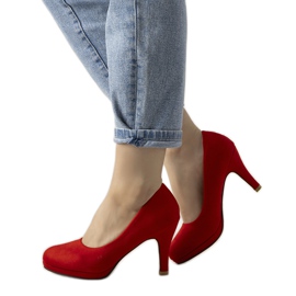 Escarpins rouges sur un talon aiguille Marino