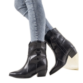 Bottes de cowboy noires sur un poteau Perlage le noir