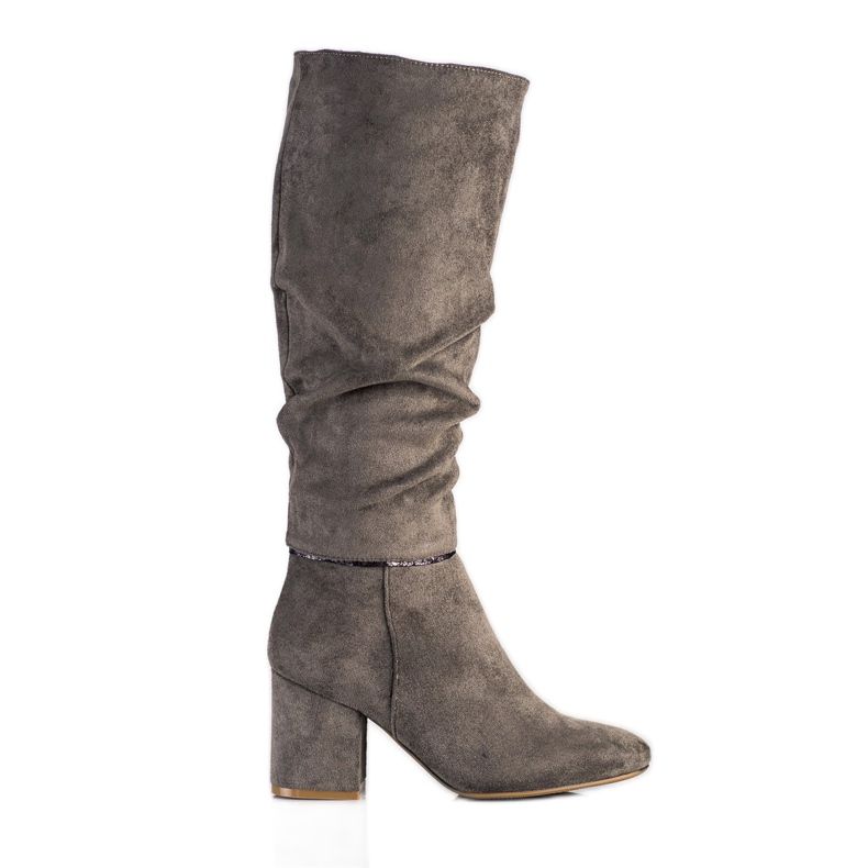 M.Daszyński Bottes élégantes sur un poteau gris