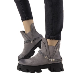 Bottes grises avec un bracelet Fearless
