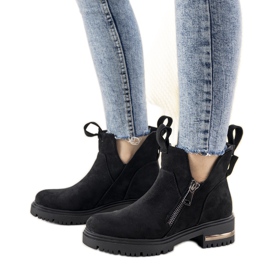 Bottes noires avec des découpes impressionnantes le noir