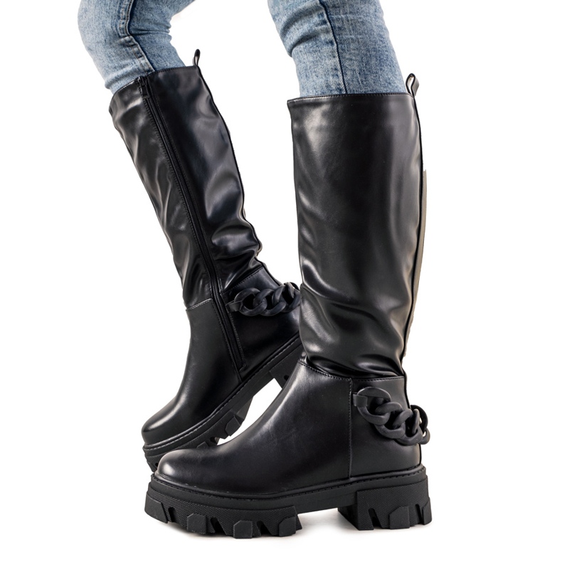 Bottes noires avec une chaîne Conny le noir