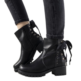 Bottes noires avec un nœud de Sally le noir