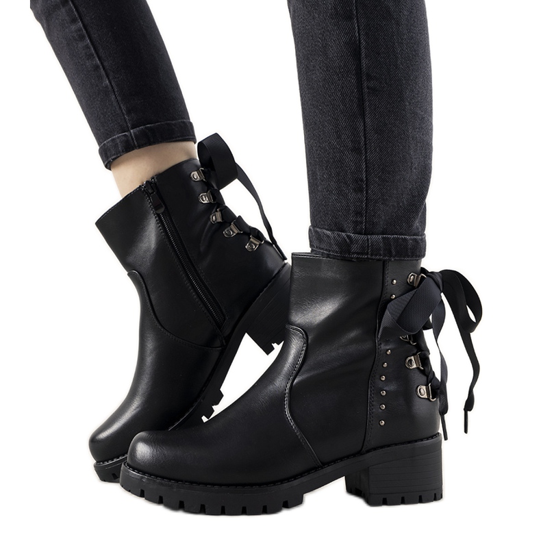 Bottes noires avec un nœud de Sally le noir