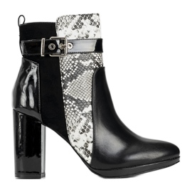Bottines noires sur le post Peggie le noir