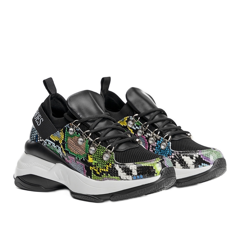 Baskets noires sur la semelle haute de Lissa le noir