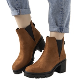 Bottes camel sur le poste de Cissy brun
