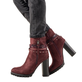Bottines femme Barella en daim marron sur le poteau rouge