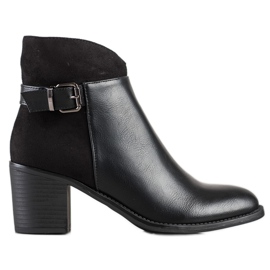 SHELOVET Bottines noires sur un poteau
