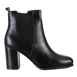 Renda Bottes noires classiques sur un poteau
