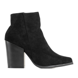 Bottines noires sur le poste de Milady