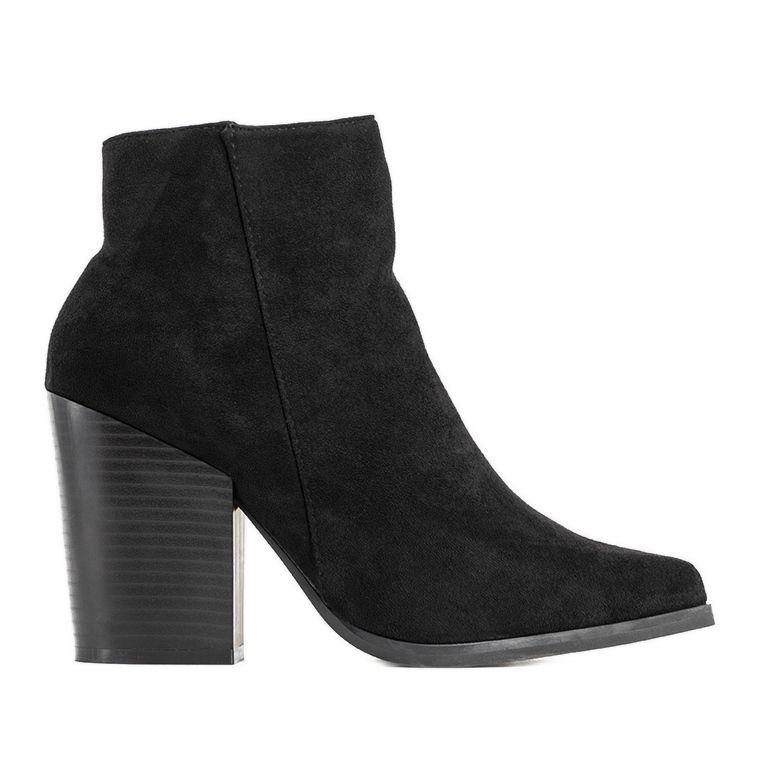 Bottines noires sur le poste de Milady le noir