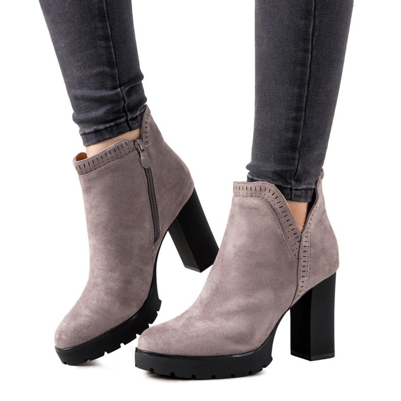 Bottes grises sur le poteau Bushido