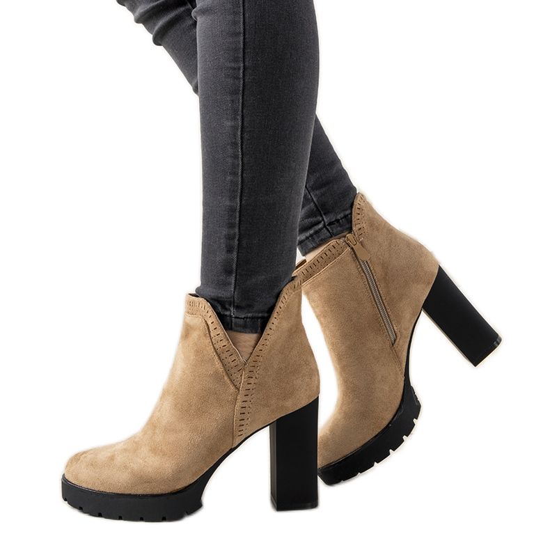 Bottes beiges sur le poteau Bushido Bottes beiges sur le poteau Bushido