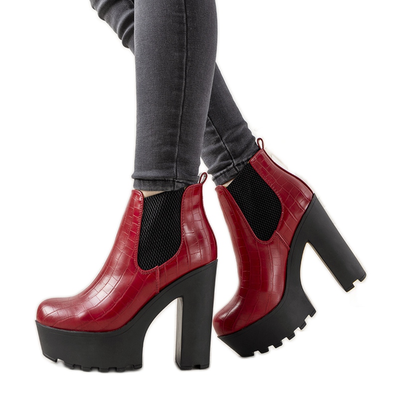 Bottines rouges sur le poteau Zellola Bottines rouges sur le poteau Zellola