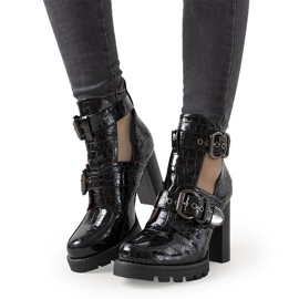 Bottines laquées noires sur le Step post le noir