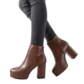 Bottes marron sur le poste d'Usinaya brun