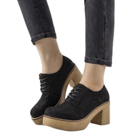 Bottines noires à lacets sur le post Cascio