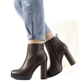 Bottines marron classiques pour femmes sur le poteau de la Feria brun