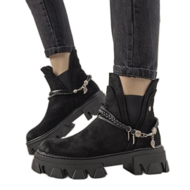 Bottes noires avec un bracelet Fearless le noir