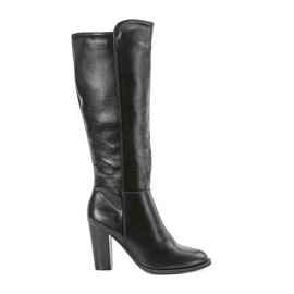 Bottes noires sur le poste Monic le noir