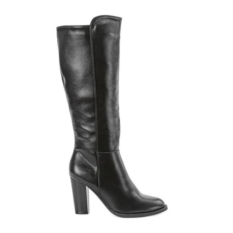 Bottes noires sur le poste Monic le noir