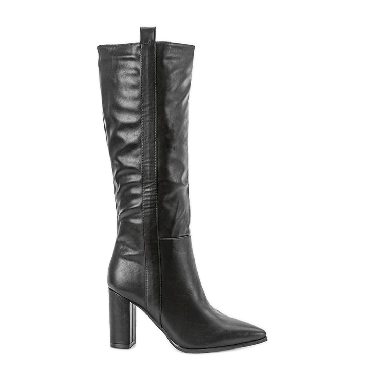 Bottes noires sur le poste de Fily le noir