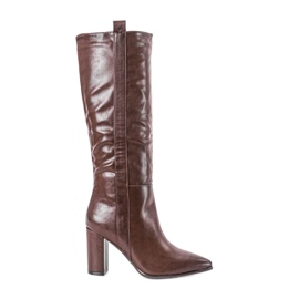 Bottes marron sur le poste de Fily brun