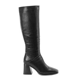 Bottes noires sur le poteau de Rosina