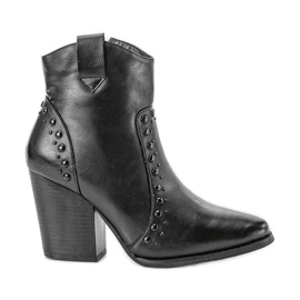 Bottines noires sur le post Mero le noir Bottines noires sur le post Mero le noir