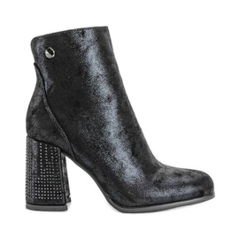 Bottines noires sur le poteau Zodiac