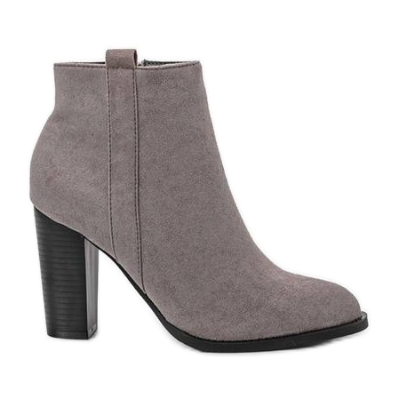Bottines grises sur le poteau Pinata